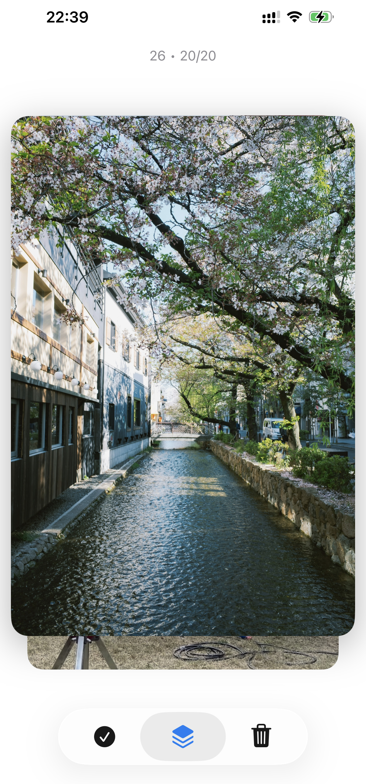 iPhone手机屏幕显示照片划动操作界面，屏幕上有一张风景照片，下方有左右滑动手势指示箭头，界面简洁